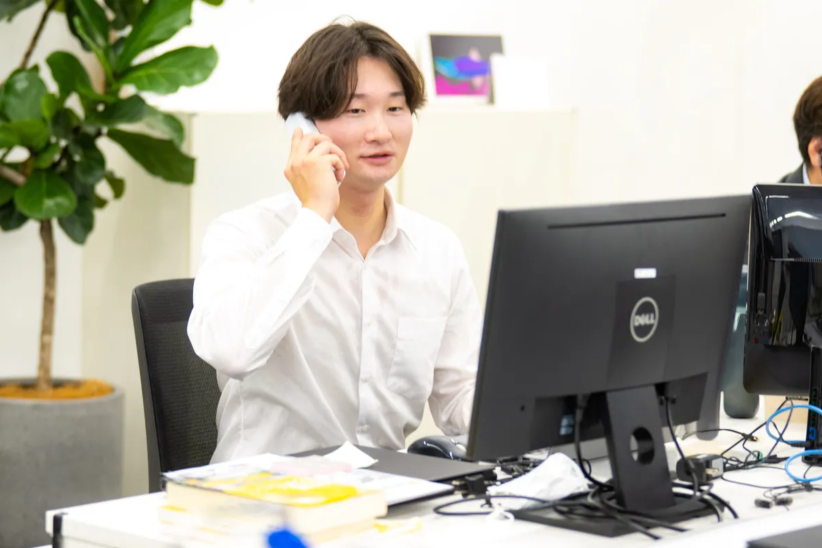お客さま先と電話でやりとりするCEメンバー